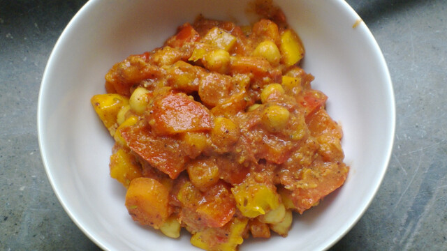 Curry med kikärter, morot och honungsmango