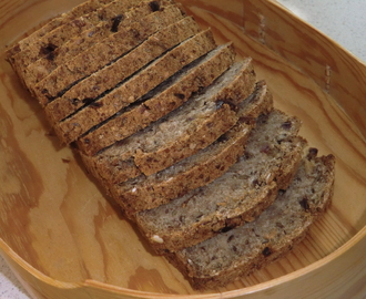 Grovt gluten- och mjölkfritt formbröd med flingor, kokosmjöl, dadlar och äppelglögg