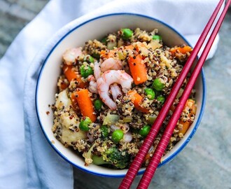 Fried quinoa med vitlöksfrästa räkor | SWEATLI