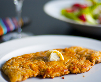 Schnitzel med tryffelsmör och bondbönsallad