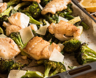 Ugnsrostad sparris och broccoli med citron och parmesan till smörstekt kolja