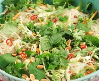 Glasnudelsallad med fläsk och thaidressing