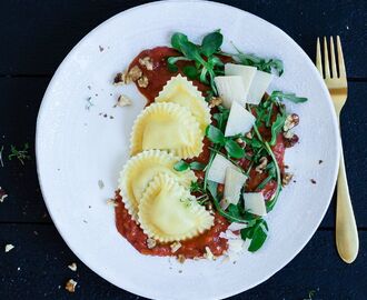 Ravioli i krämig tomatsås med hyvlad parmesan & krossade valnötter