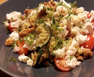 Ljummen bulgursallad med zucchini, spenat och feta