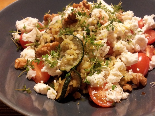 Ljummen bulgursallad med zucchini, spenat och feta