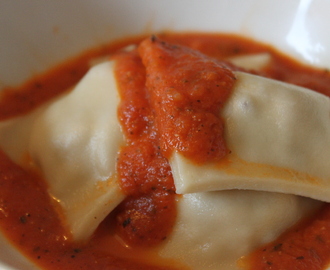 Glutenfria ravioli med tomatsås