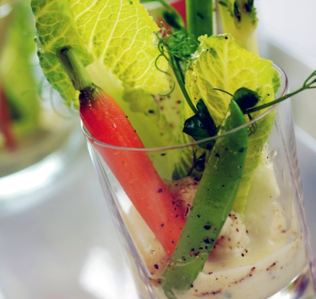Caesardipp till knapriga grönsaker, servera i glas!