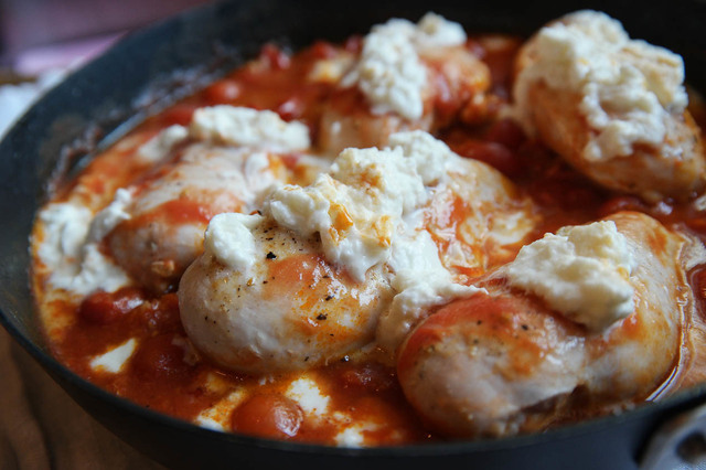 Stekta kycklingfiléer i vitlök- och tomatsås toppad med mozzarella