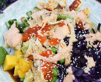 Poké bowl med halloumi och japansk omelett