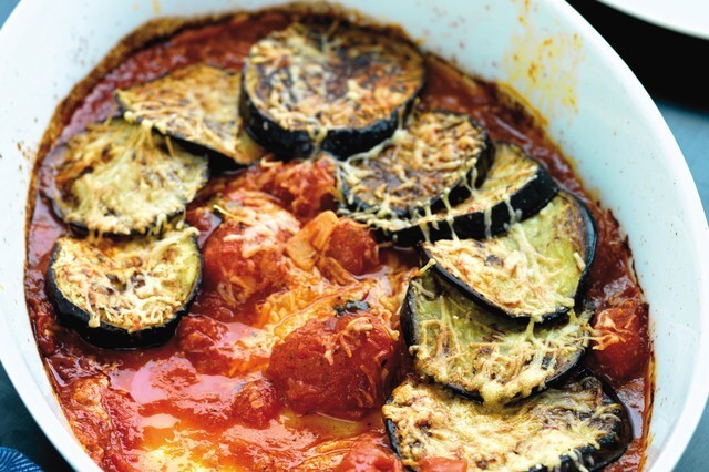 Auberginegratäng med tomat, vitlök och parmesan