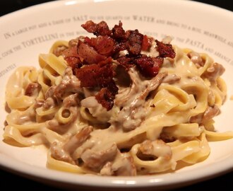 Kantarellpasta med knaperstekt bacon