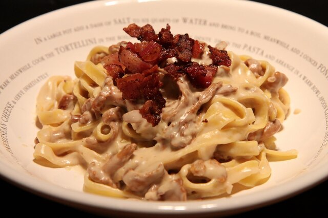 Kantarellpasta med knaperstekt bacon