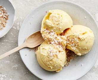 Mango- och yoghurtglass med rostad kokos