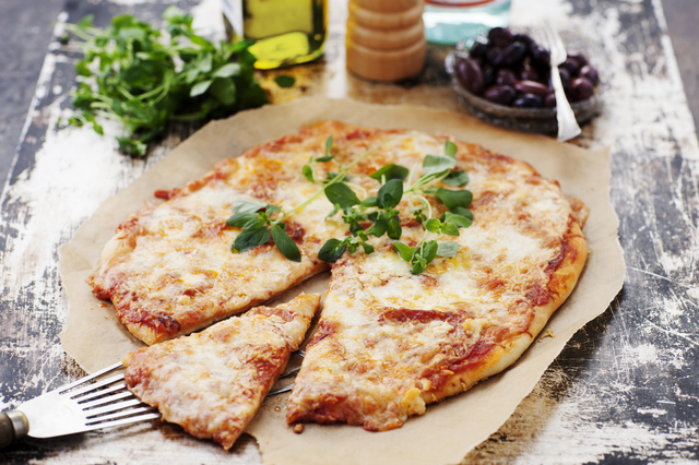 Het pizza med chorizo och mozzarella