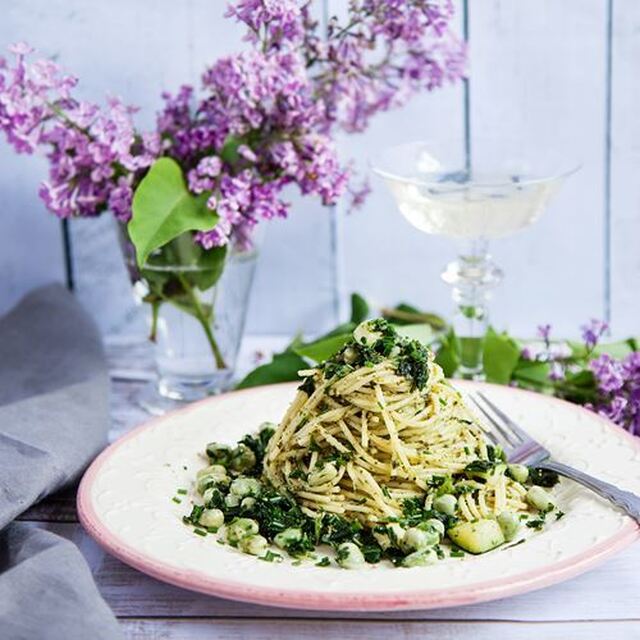 Pasta med grönkålspesto, bondbönor och zucchini