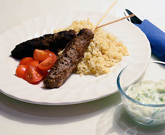 Köttfärskebab med bulgur och tzatziki