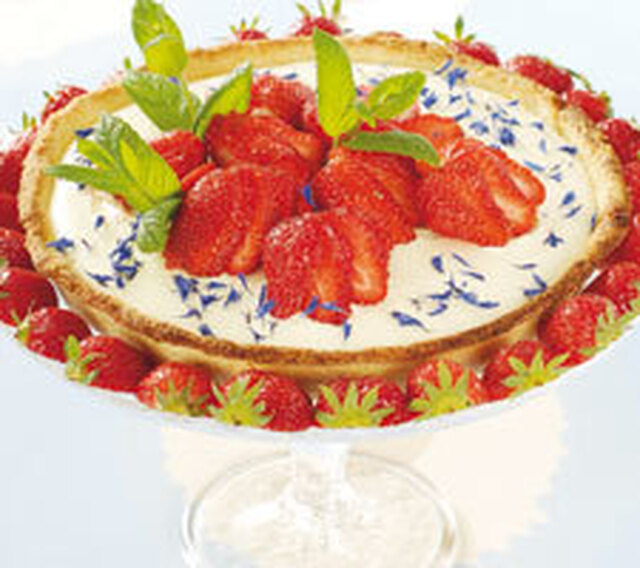 Vanilj- och jordgubbspaj med mandelmassa i pajskalet