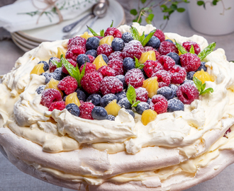 Pavlova med lemoncurdgrädde och färska bär