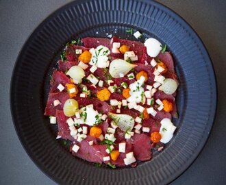 Älgcarpaccio med cheddarcréme, hjortron och äpplen