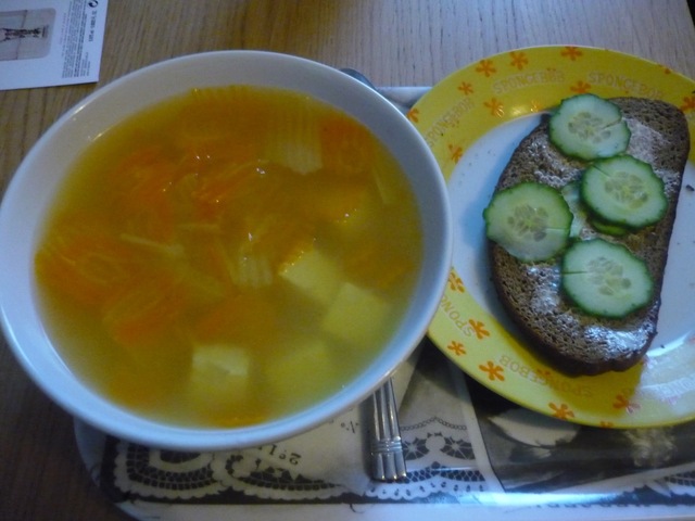 dagens lunchtips: gulsoppa med rotsaker och tofu