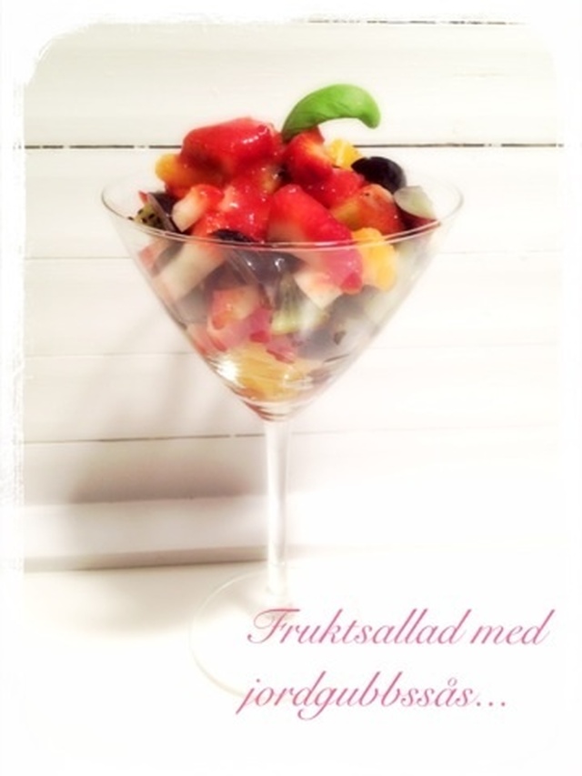 Fruktsallad med jordgubbssås
