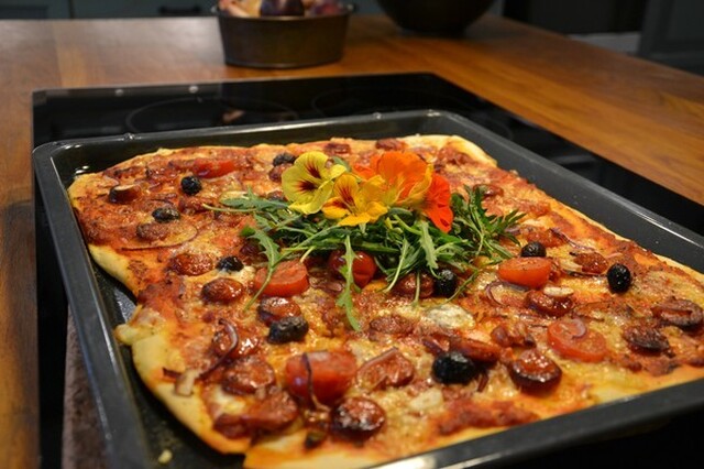 Pizza med chorizo, lök, oliver och tomat!