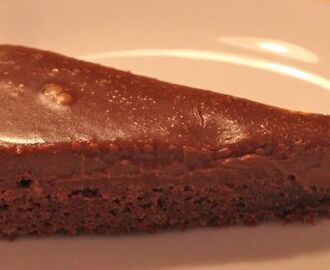 Chokladtryffeltårta med polkagrädde