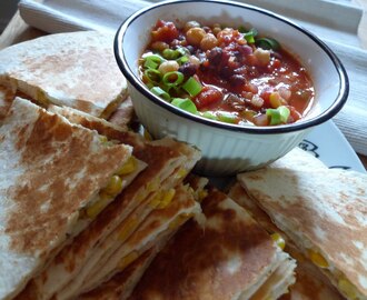 quesadillas med varm bönsalsa