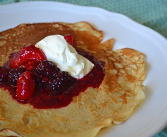 Bovetepannkakor med limemarinerade vaniljbär