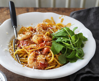 Räkpasta med tomat, vitlök, chili och grädde