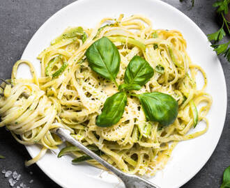 Zucchinipasta – recept med parmesan och basilika