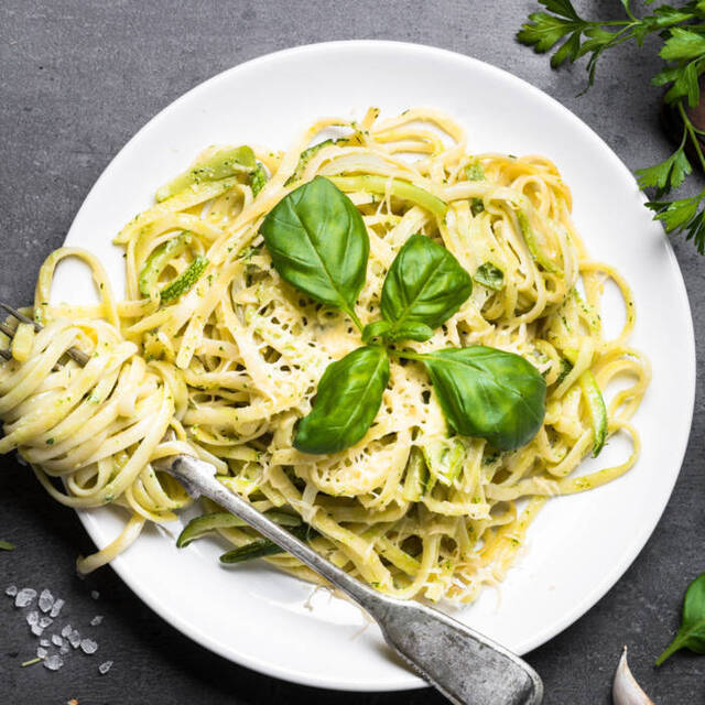 Zucchinipasta – recept med parmesan och basilika