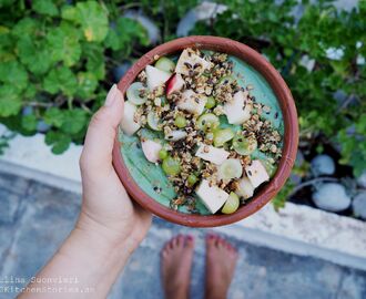 Green Super Pea Smoothie with Crunchy Granola & Grapes