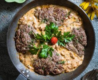 Köttfärsbiffar med kantarellsås