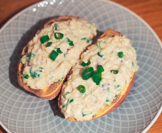 Vegansk "tonfisk"röra på bakad sötpotatis