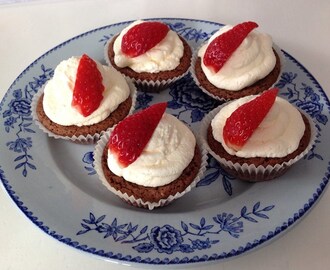 Kladdkakemuffins med grädde och jordgubbar