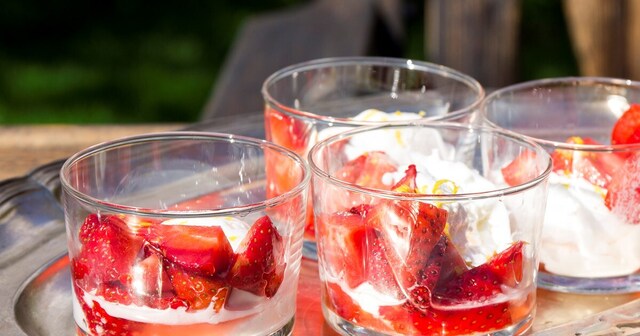Vaniljglass med rosémarinerade jordgubbar | Foodfolder - Vin, matglädje och inspiration!
