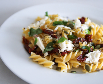 Pastasallad med soltorkade tomater & mozzarella