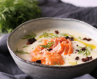 Lækker og nem blomkålssuppe med varmrøget laks