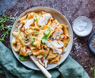 Lättlagad och krämig Pasta Alfredo med kyckling.