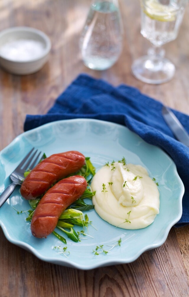 Ugnsbakad grillkorv med purjolök samt potatis- och prästostpuré