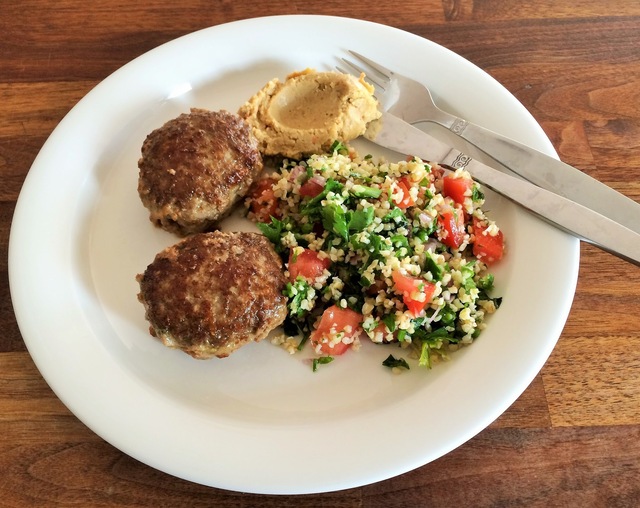 Lammfärsbiffar med tabbouleh och hummus