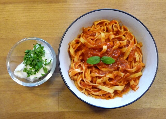 Pasta i tomatsås med mozzarella & basilika