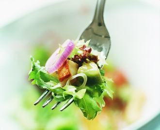 Grönsallad med avokado, äpple och mangobalsamico