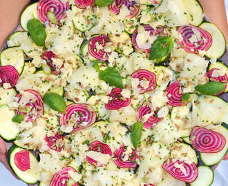 Carpaccio på polkabetor och kålrabbi med gruyère, örter och solrosfrön