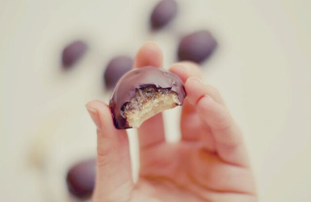 Raw chokladbiskvier med mandelbotten