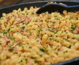 Pasta i krämig sås med bacon & lök