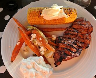 Sommar igen - Grillad fläskkarré med majskolvar, ugnsbakade morötter och feta- och feferoniröra