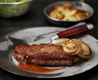 Stekt biff med löksky och råstekt potatis