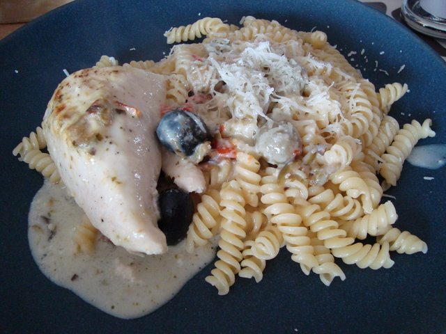 Kyckling med ostsås, pesto och oliver